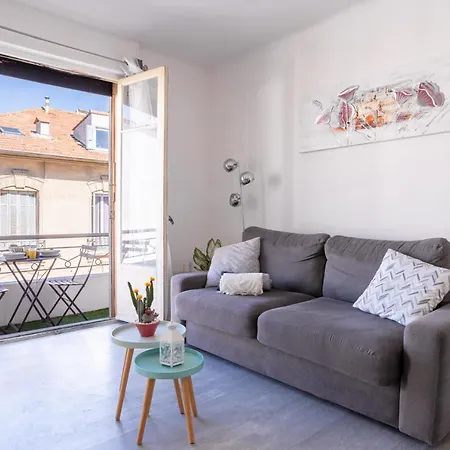 Centre With A Balcony Apartment *